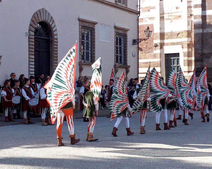 Lucca, the flag-wavers