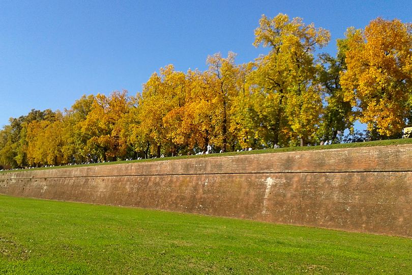 Lucca, the city walls in autumn