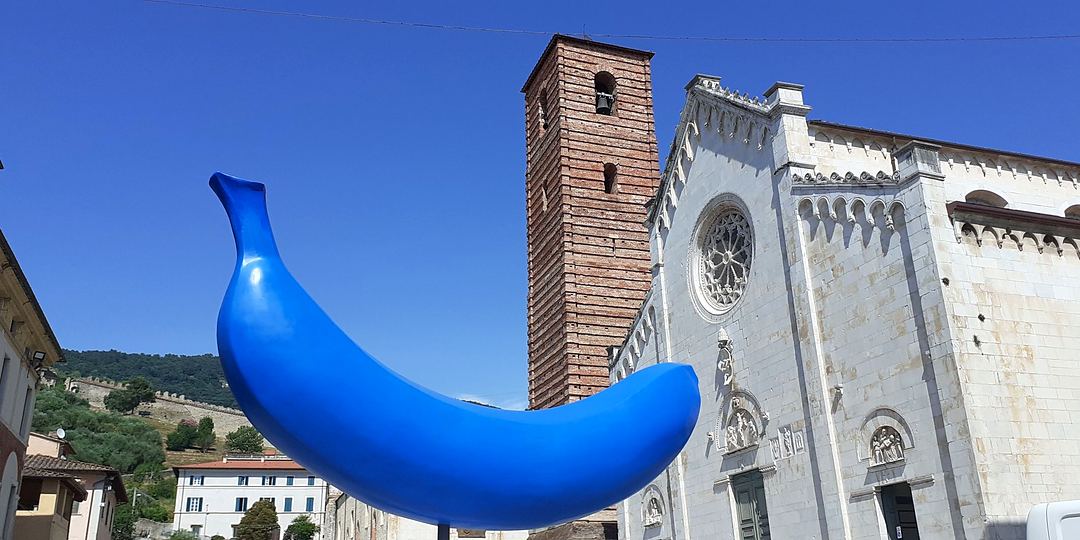 Pietrasanta, contemporary art by the cathedral