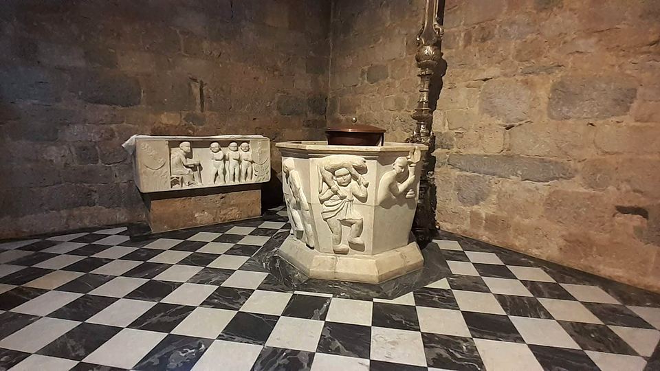 Camaiore, a baptismal font