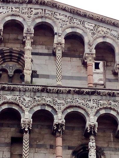 Lucca, Romanesque loggias