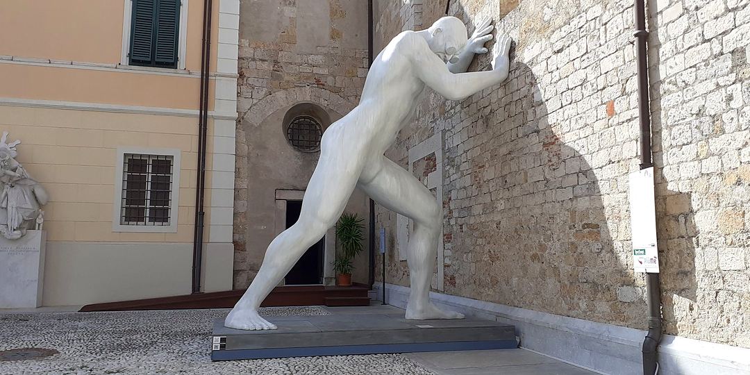 Pietrasanta, a sculpture against the wall