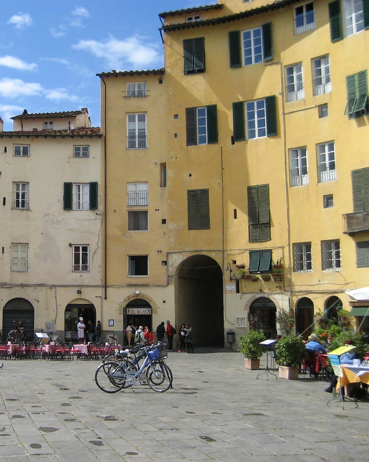 Piazza dell'Anfiteatro, Lucca