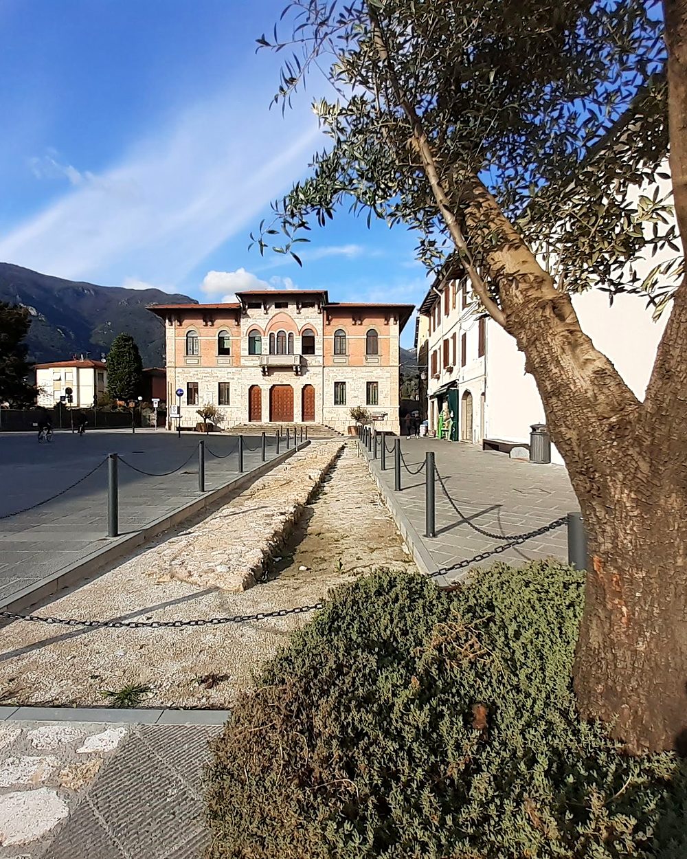 CAMAIORE: BETWEEN THE ABBEY AND THE VIA FRANCIGENA